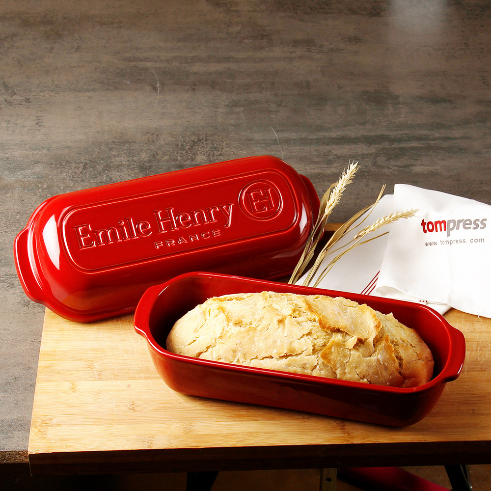 Moule en céramique rouge pour pain de campagne de chez Emile Henry